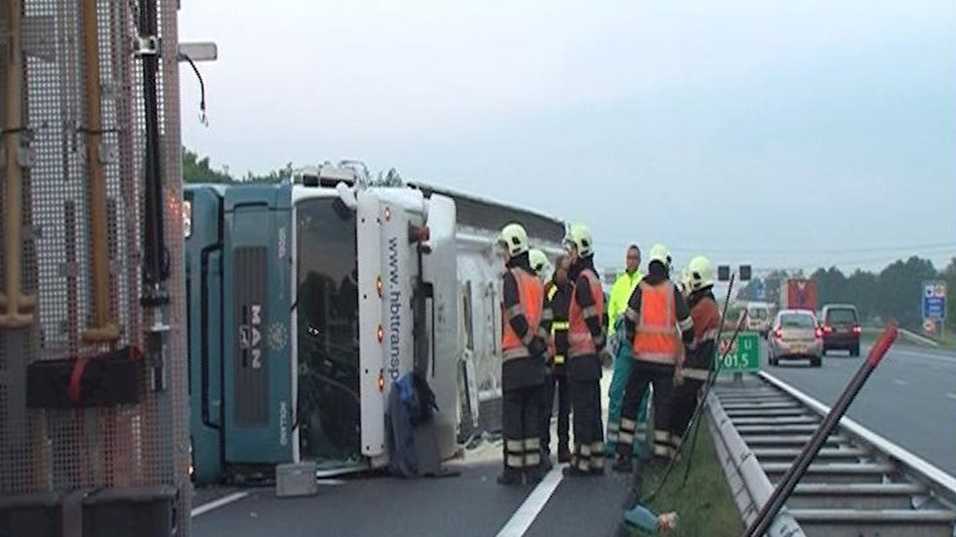 Gekantelde Vrachtwagen Op A28 - RTV Oost