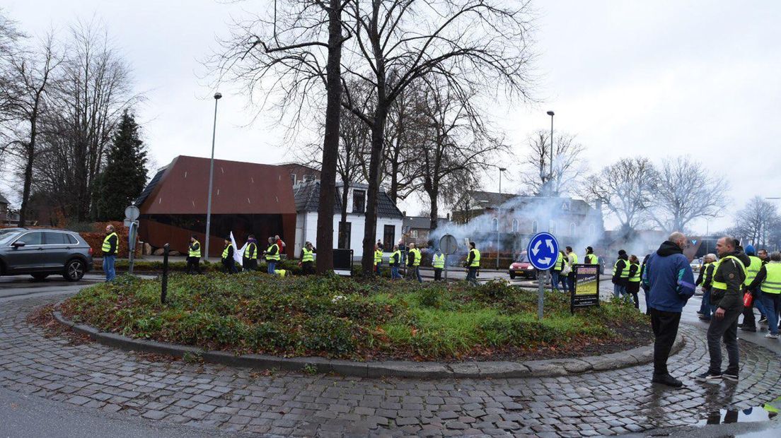 Gele hesjes blokkeren rotonde in Emmen (Rechten: De Vries Media)