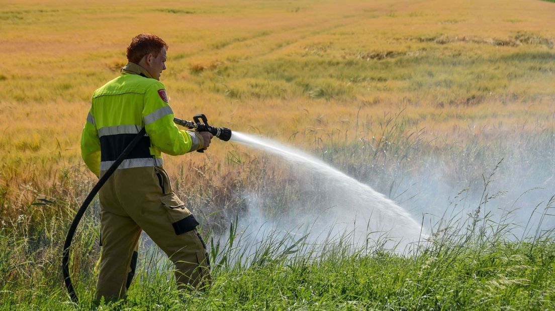 De brandweer van Wagenborgen verricht bluswerkzaamheden