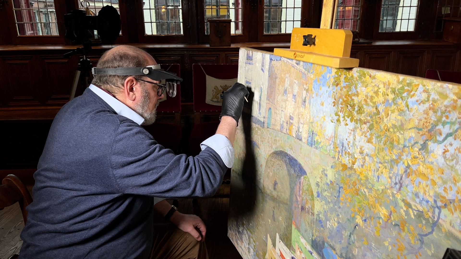 Schilderij uit 1915 onder toeziend oog van bezoekers opgeknapt in Stadsmuseum Woerden