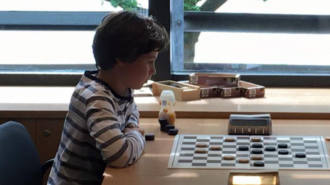Hageman in actie tijdens het NK Sneldammen
