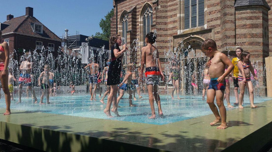 Kinderen in Doetinchem vermaken zich in de hitte.