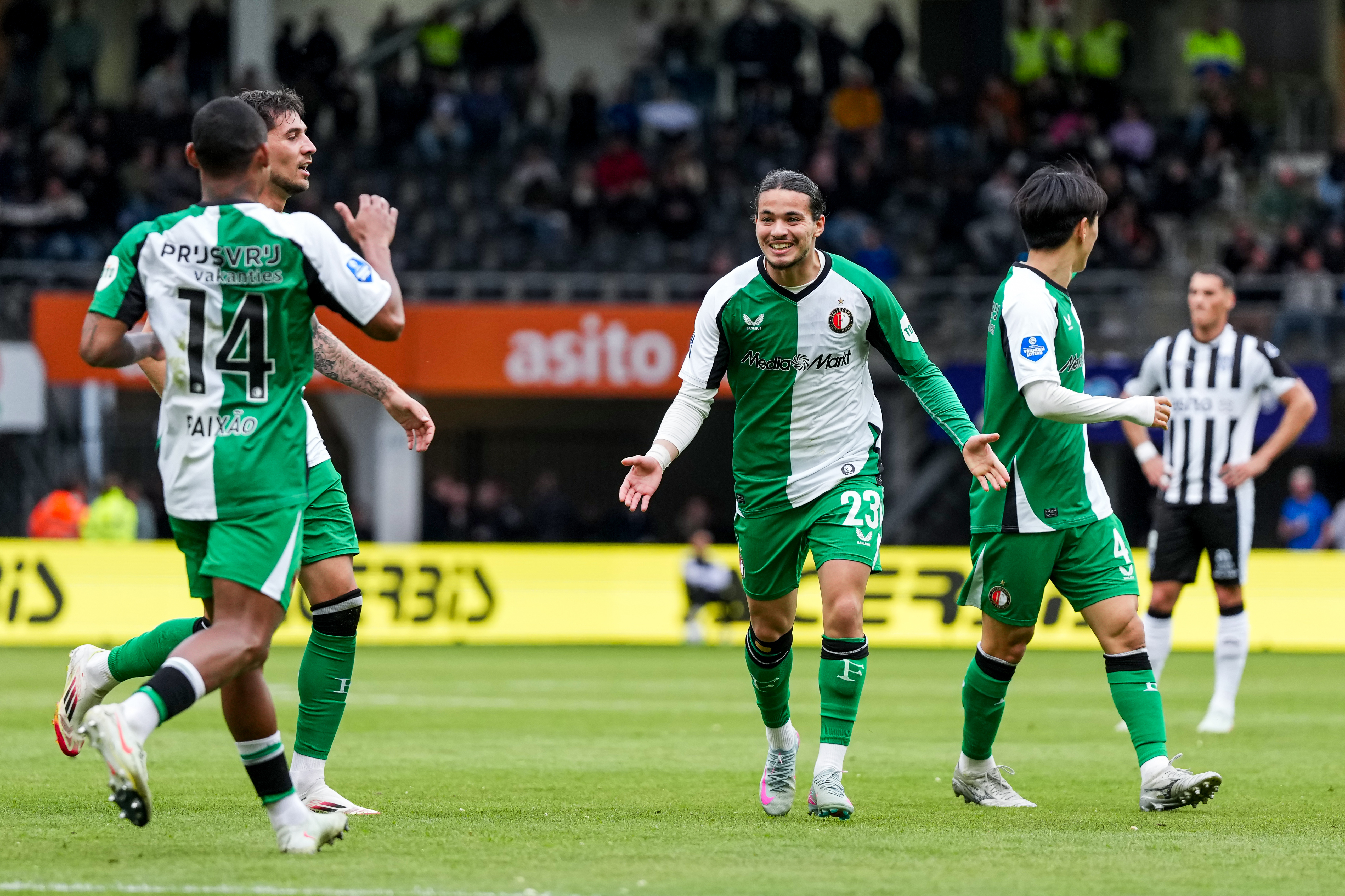Anis Hadj Moussa viert zijn doelpunt tegen Heracles Almelo