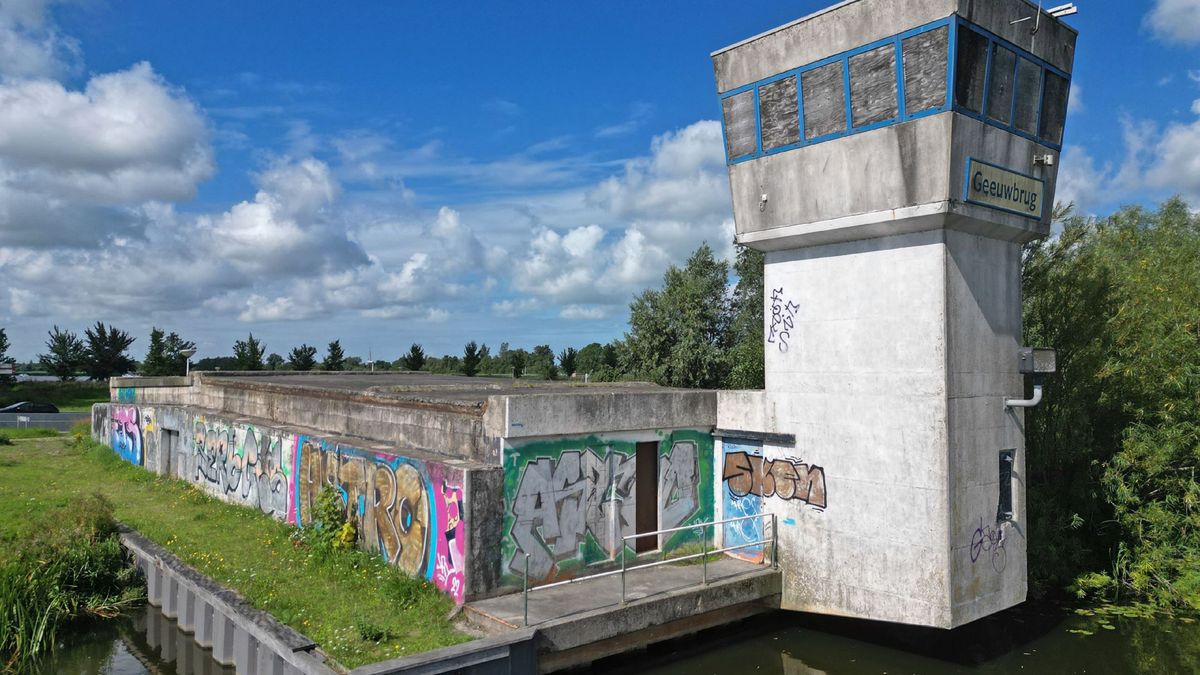 Met graffiti bekladde Geaubrug Sneek staat te koop als 
