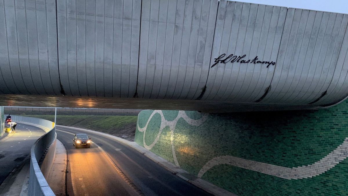 Laatste tegeltjes en een handtekening van Vlaskamp: spoortunnel Hurdegaryp open