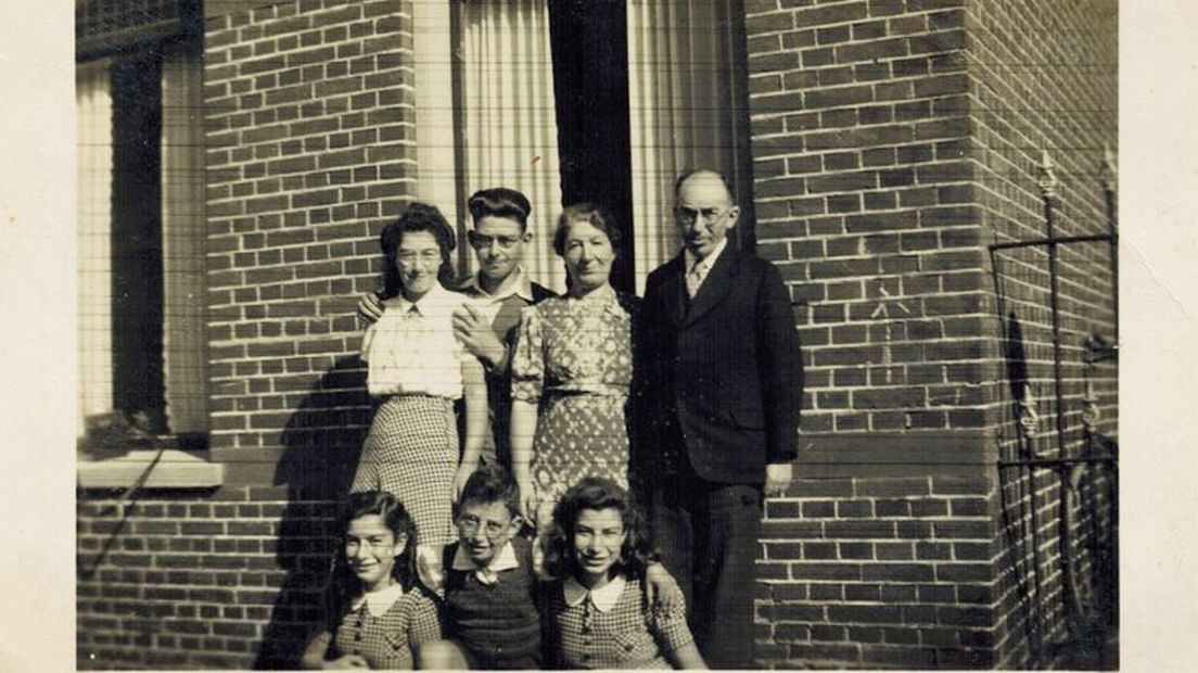 Familie Akker uit Appingedam is in de oorlog omgebracht, alleen Leen (linksboven) overleefde het