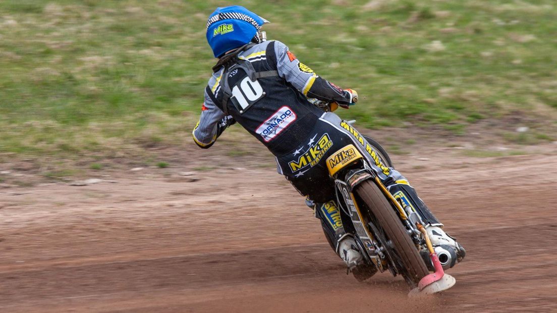 Mika Meijer voelt zich als een vis in het water op een speedwaymotor