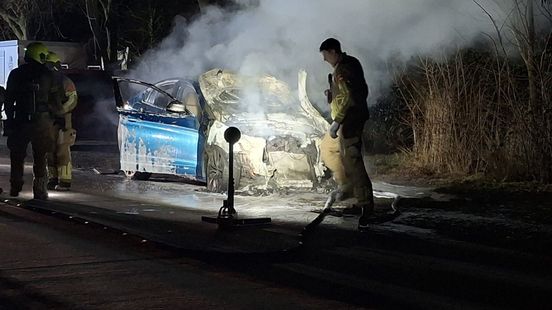 Geparkeerde auto in Venlo volledig uitgebrand Nieuws