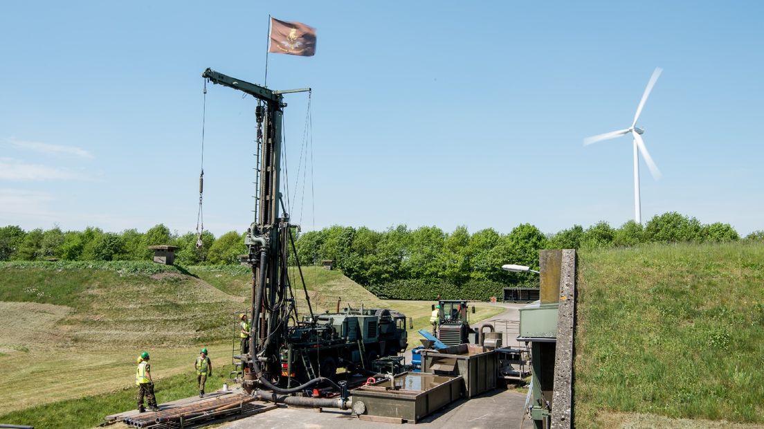 De boortoren die wordt gebruikt voor een van de waterputten (Rechten: Defensie/Erik Morren)