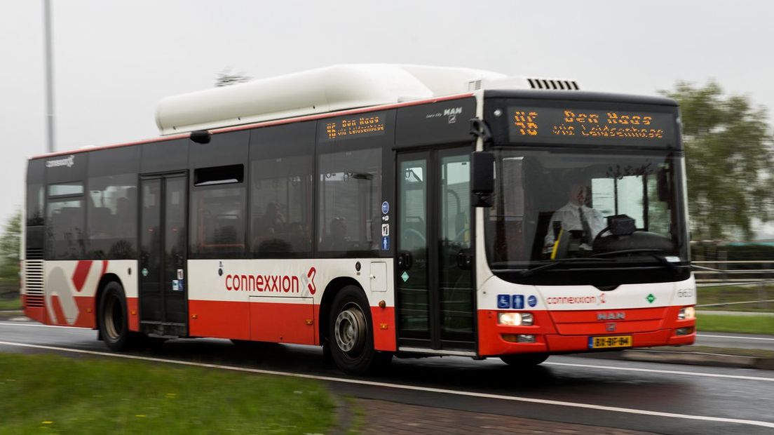 Een bus van vervoersmaatschappij Connexxion rijdt langs een bushalte. | Foto ANP
