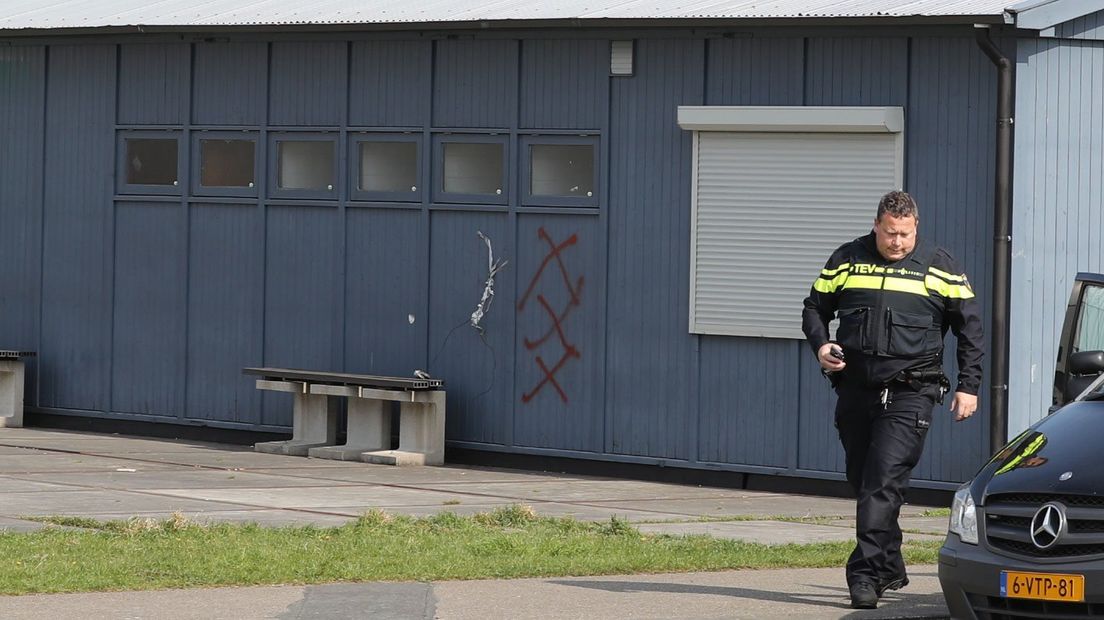 Het supportershome van ADO waaraan de granaat is gehangen. Rechts van het explosief zijn drie kruisen geschilderd, het wapen van Amsterdam.