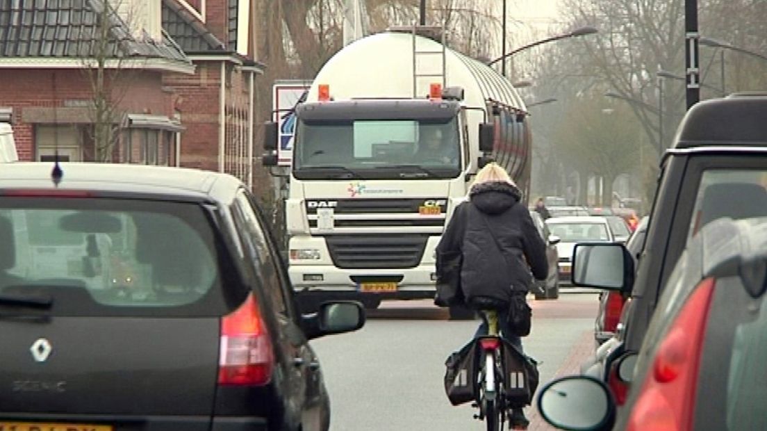 Vrachtverkeer in de dorpskern van Bedum