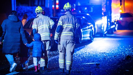 Vier gewonden bij kettingbotsing • oplegger blokkeert rotonde. Vier gewonden bij kettingbotsing • oplegger blokkeert rotonde.