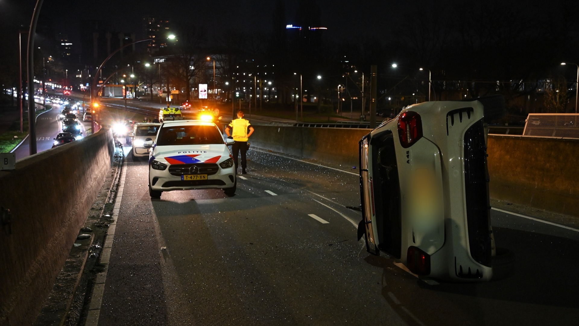 Auto's botsen op elkaar in Utrecht