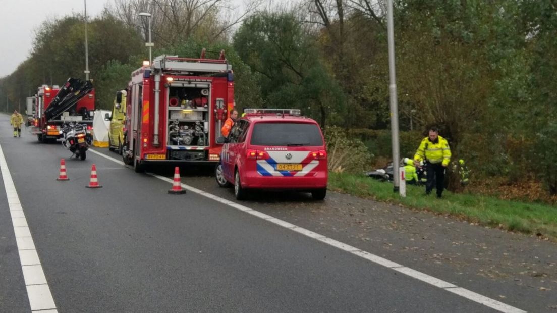 Op de oprit van de Neerbosscheweg naar de A73 bij Nijmegen is donderdagochtend een ernstig ongeluk gebeurd. Daarbij is een 21-jarige man uit Cuijk om het leven gekomen.