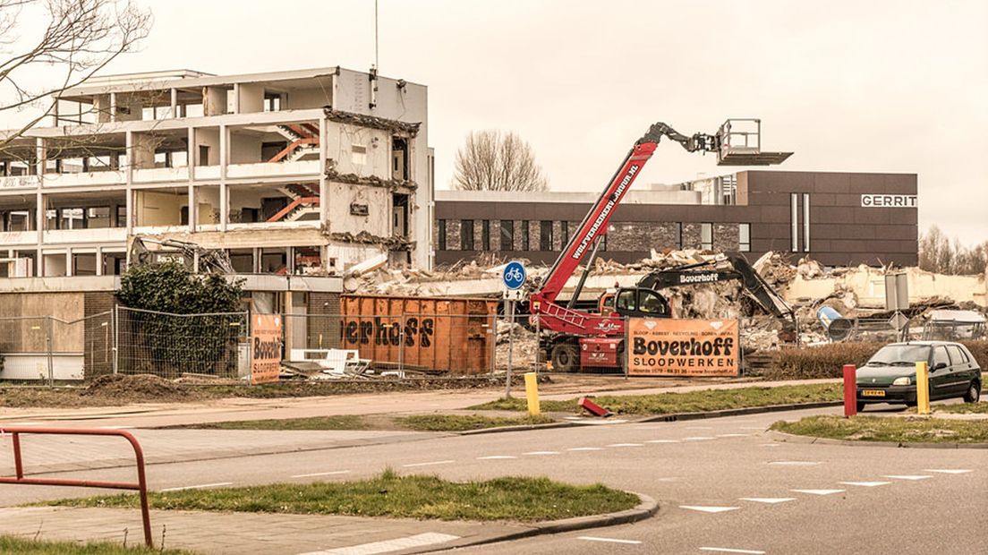 2016: Blaucapel gaat tegen de vlakte, op de achtergrond het al opgeleverde gebouw van het Gerrit Rietveld College.