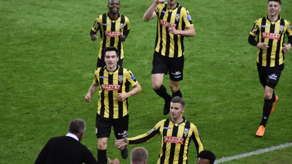 Vitesse heeft dinsdagavond met 3-2 gewonnen van FC Utrecht, daarmee boekten de Arnhemmers een belangrijke thuiszege in het tweeluik met de Domstedelingen. Al zorgen de twee tegendoelpunten er nog wel voor dat de Arnhemmers nog vol aan de bak moeten zaterdag in Utrecht. Want daar moet het Europese ticket veilig worden gesteld.