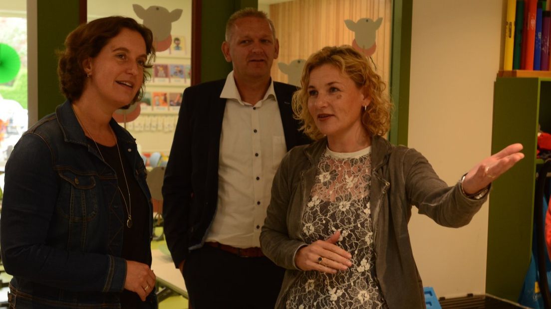 Directeur Nicole Schölvinvk (r.) leidt Rinda ten Besten en wethouder Wekema rond (Rechten: RTV Drenthe/Jeroen Kelderman)