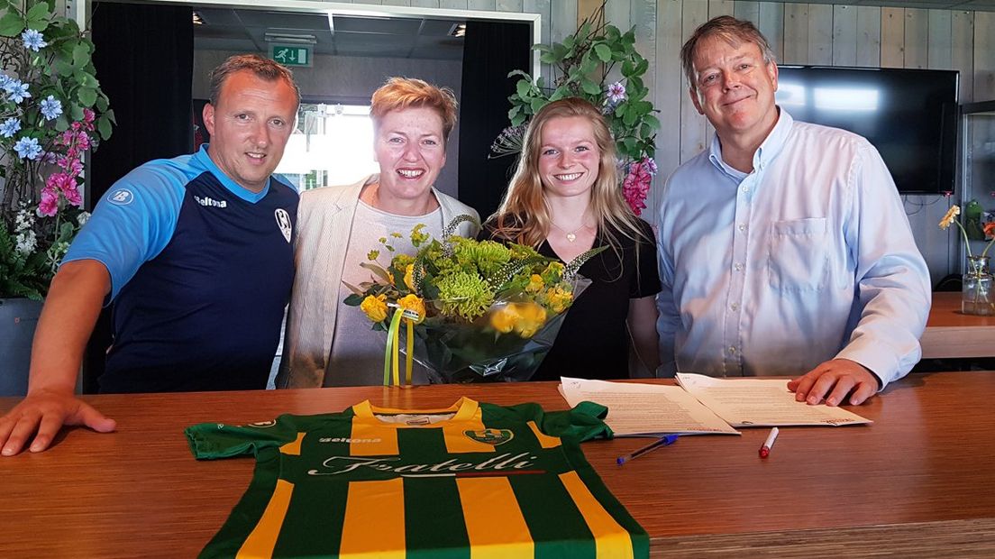 Pupil van zaakwaarneemster Angela Verdoes (tweede van links), Nadine Noordam (derde van links) verlengt haar contract bij ADO Den Haag.