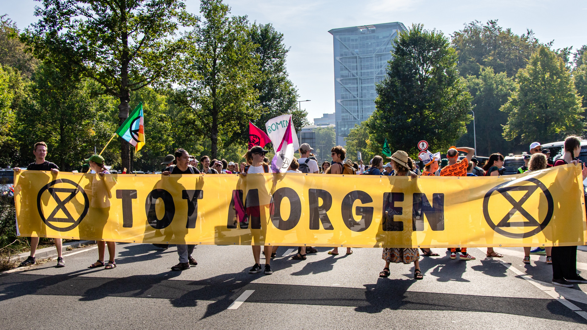 Lees Hier Terug Hoe Klimaatdemonstratie Op En Rond A12 In Den Haag Van ...