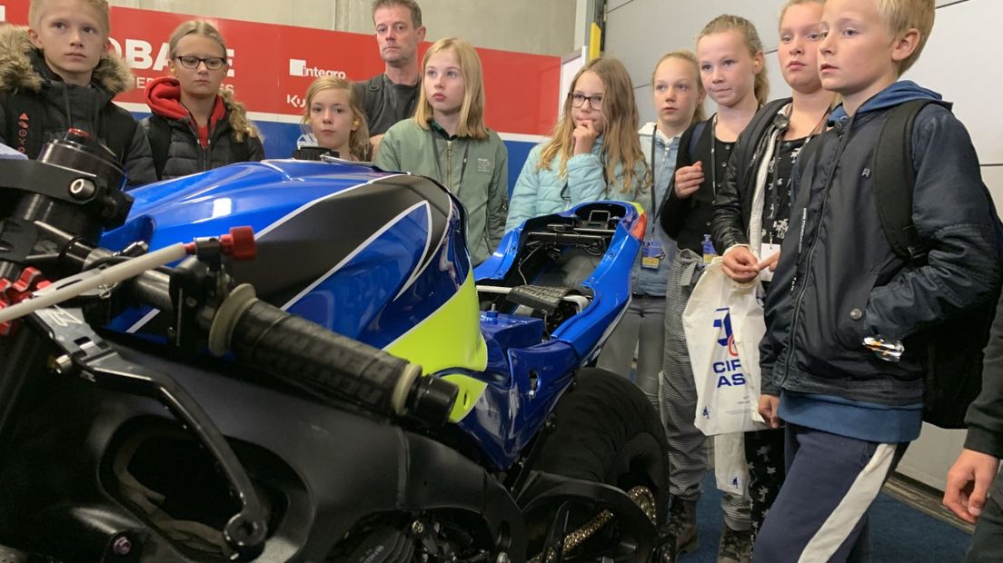 Achthonderd kinderen mochten een kijkje nemen achter de schermen op het TT-circuit (Rechten: RTV Drenthe/Marjolein Lauret)