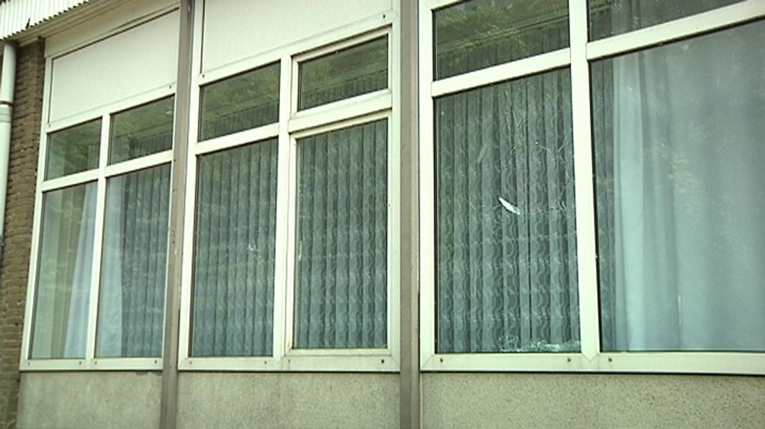 Het raam van het pand aan de Livingstonelaan werd in juli ingegooid.