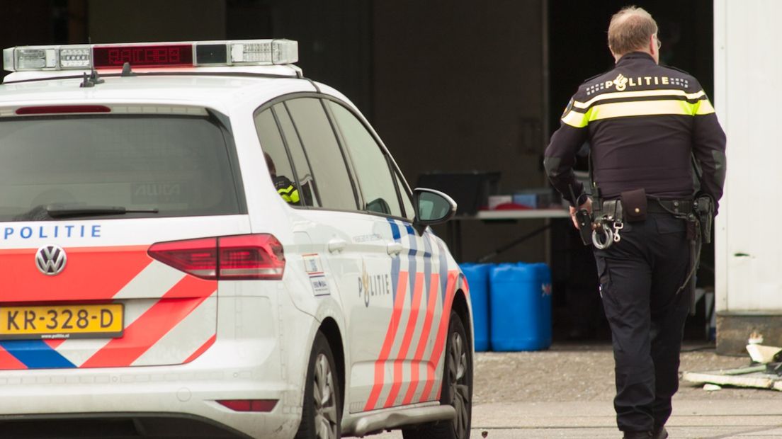 De politie bij het drugslab (Rechten: Jeroen Kelderman/RTV Drenthe)