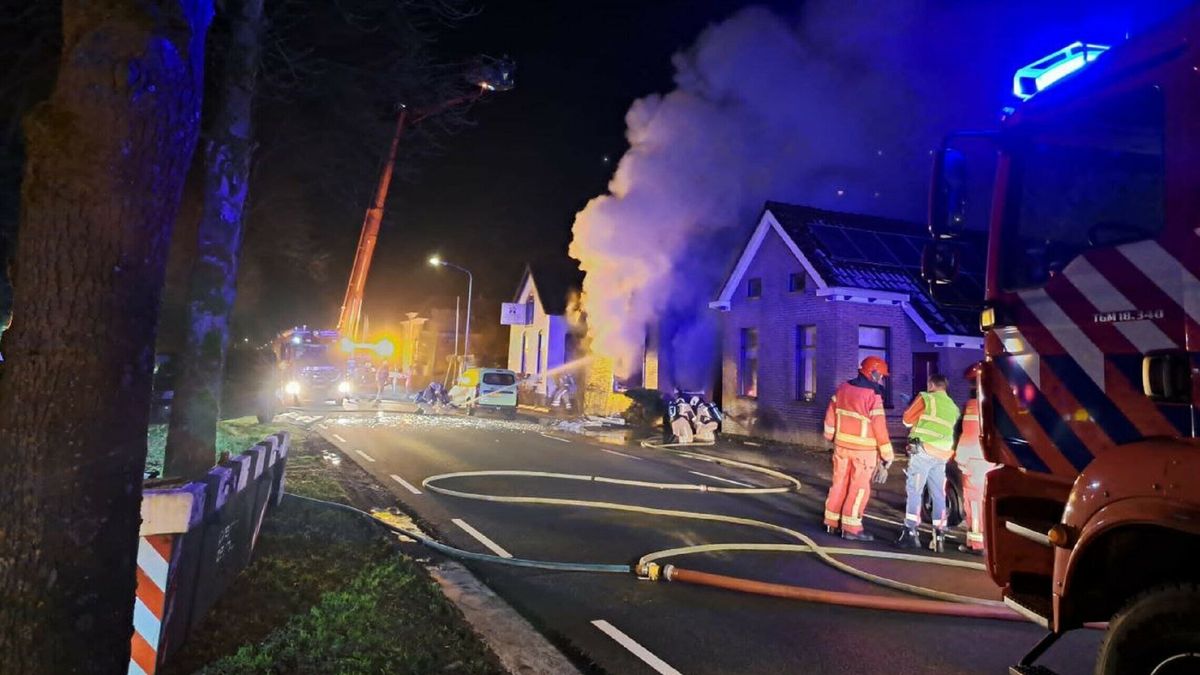 Twee gewonden na explosie en brand in Valthermond
