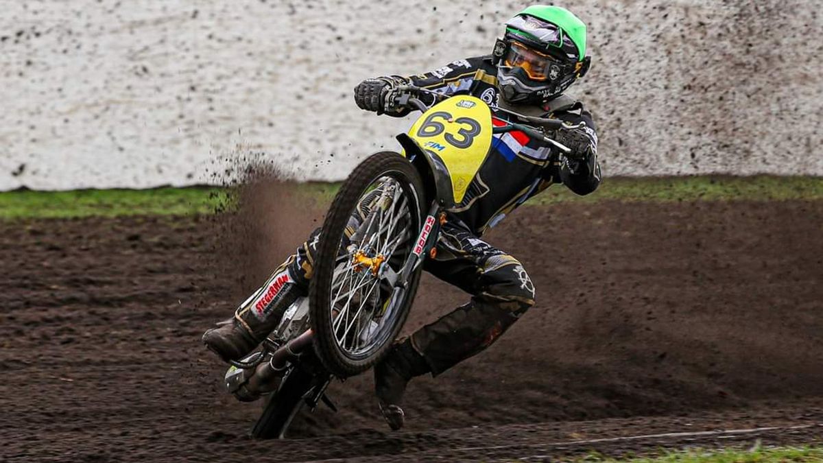 Dave (23) scheurt op een grasbaanmotor zonder remmen (!): 'We kunnen 180 km per uur halen'