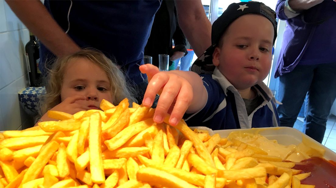 Patat met curry is het lievelingseten van Djesse (rechts). Foto Omroep West