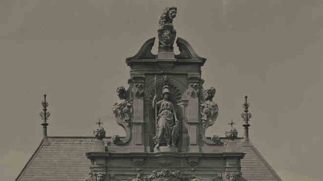 Het beeld van Minerva op het dak van het Academiegebouw