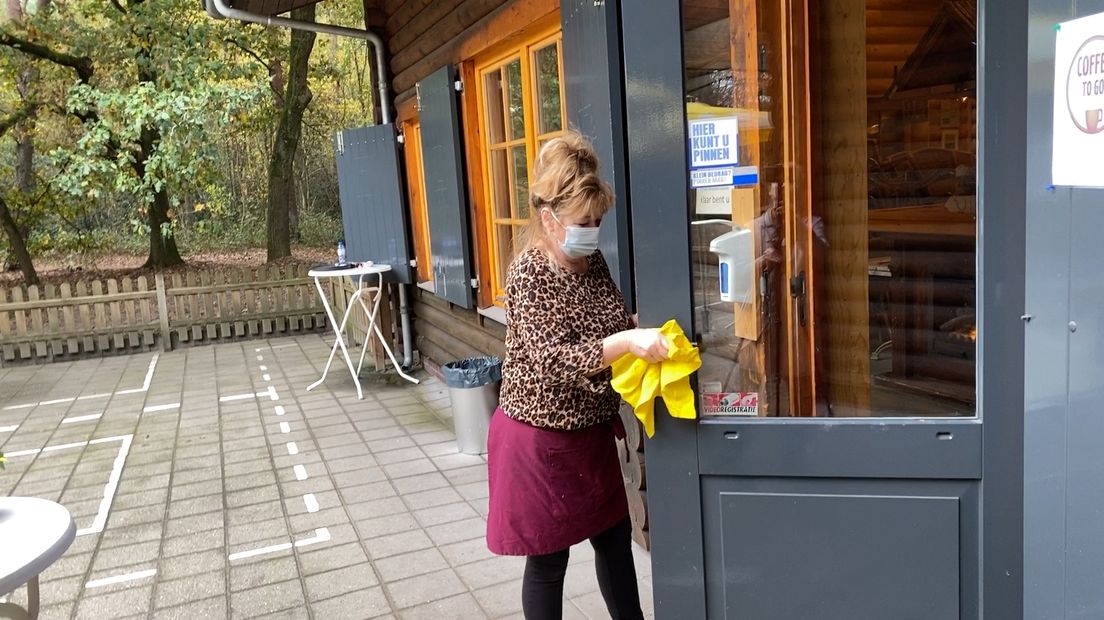 Bij Brasserie De Lange Duinen moeten gasten hun handen desinfecteren en maakt Kokkie regelmatig de deurknop schoon