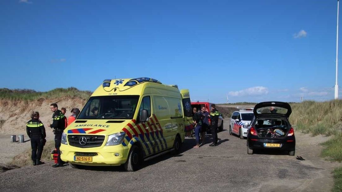 Ambulance staat klaar voor gewonde kitesurfer bij Neeltje Jans