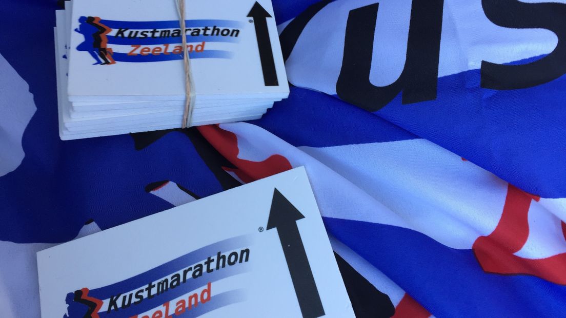 Vlaggen en routebordjes voor de komende marathon