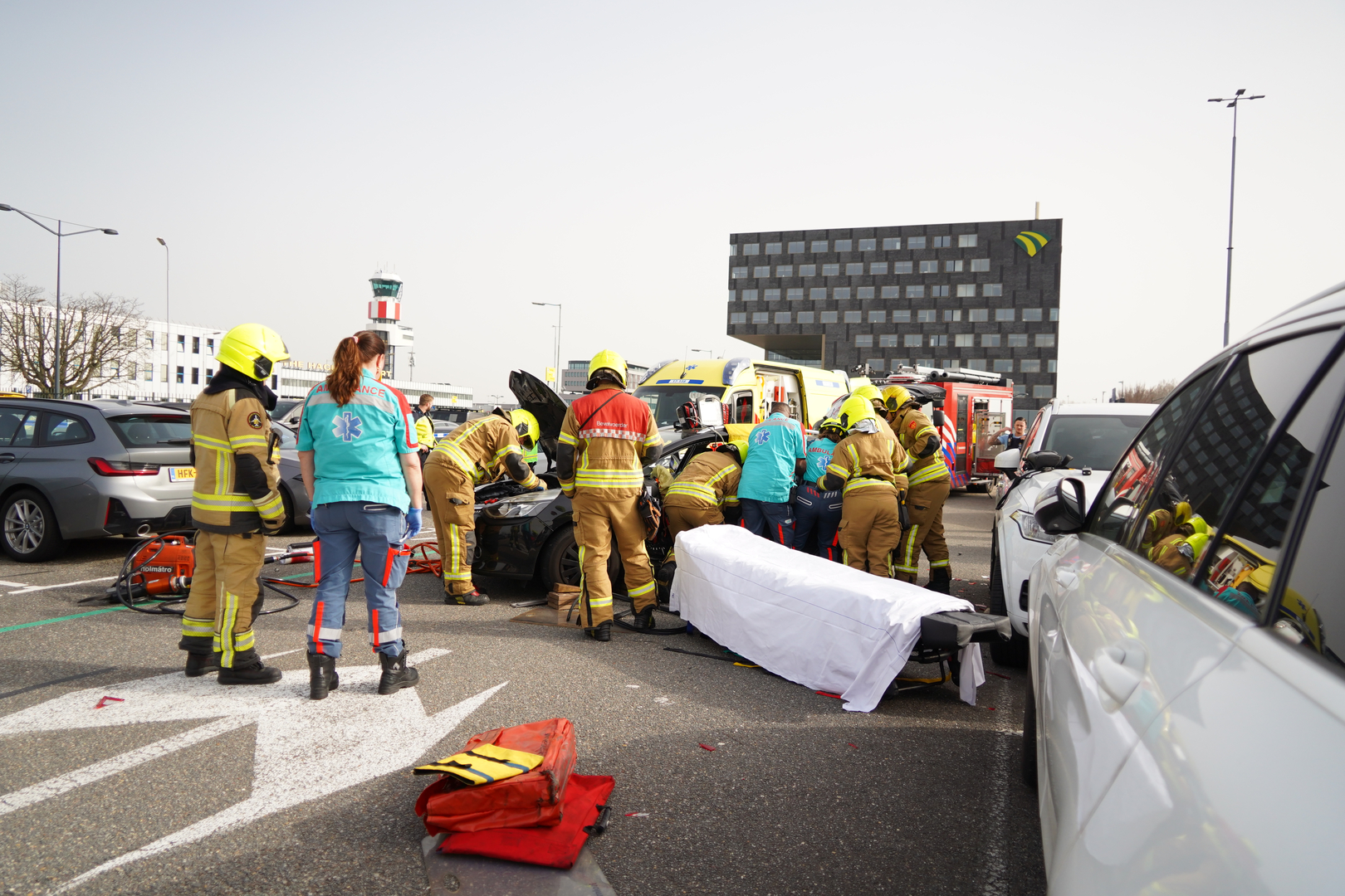 De bestuurder moest door de hulpdiensten uit de auto worden bevrijd.