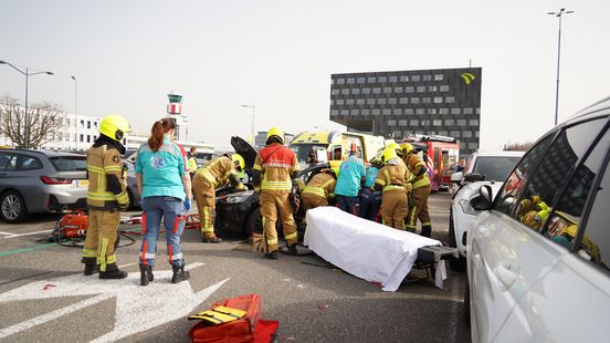 Brandweer moet bestuurder bevrijden na aanrijding op parkeerplaats bij vliegveld