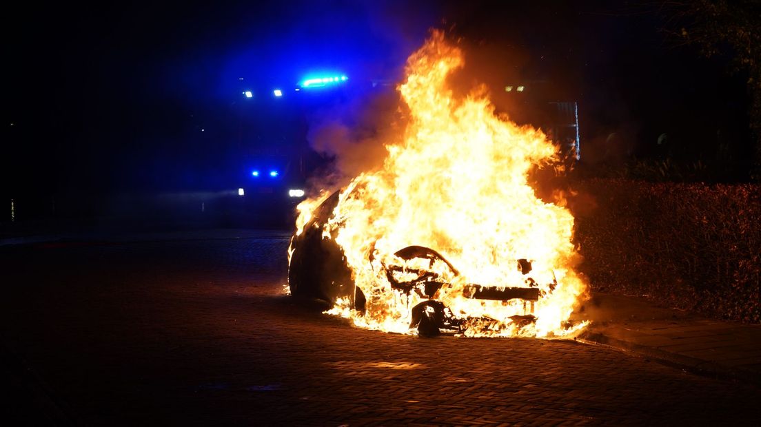 De auto in brand in De Klenckestraat