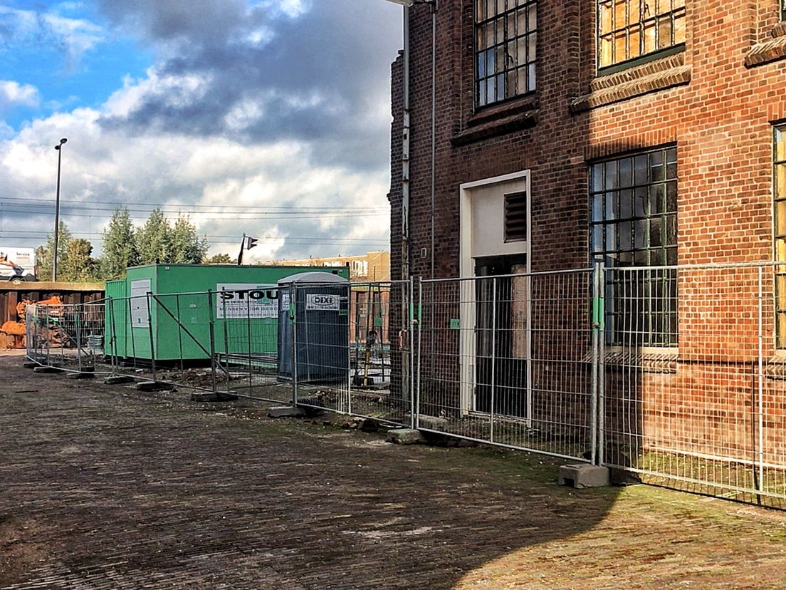 Op de plek van zeilmakerij De Bruijn aan de Doggerstraat staat nu een mobiel toilet