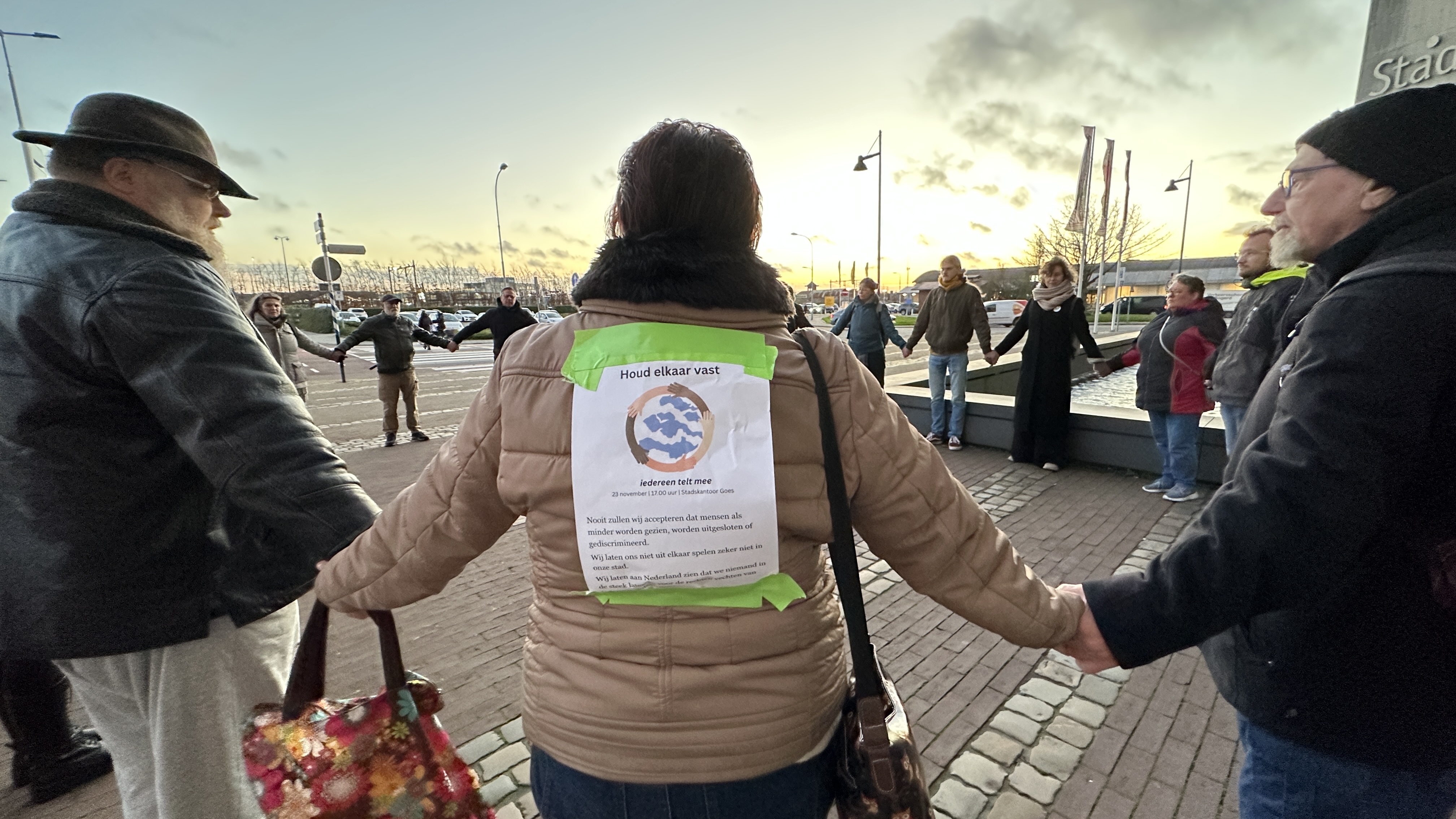 Hand in hand voor solidariteit, actie in Goes na 'schokkende