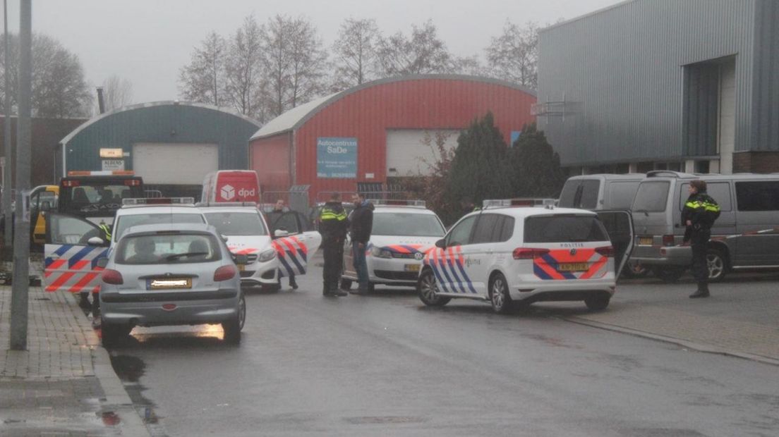 Politie bezig met onderzoek op bedrijfsterrein in Almelo