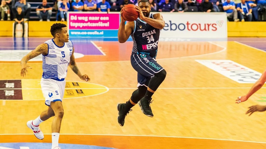 Spectaculaire actie van Lance Jeter; Sherron Dorsey-Walker van Zwolle komt te laat