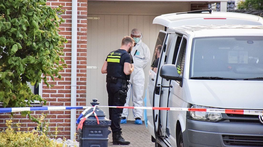 De politie doet onderzoek bij de woning van de vrouw