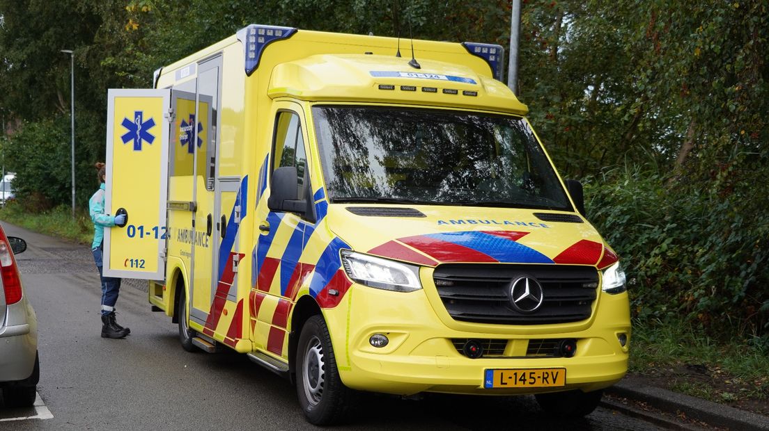 Een ambulance aan de Sylviuslaan in Groningen