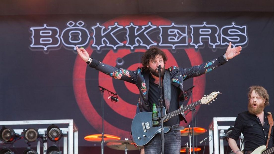 Rockband Bökkers in actie tijdens het bevrijdingsfestival in 2018