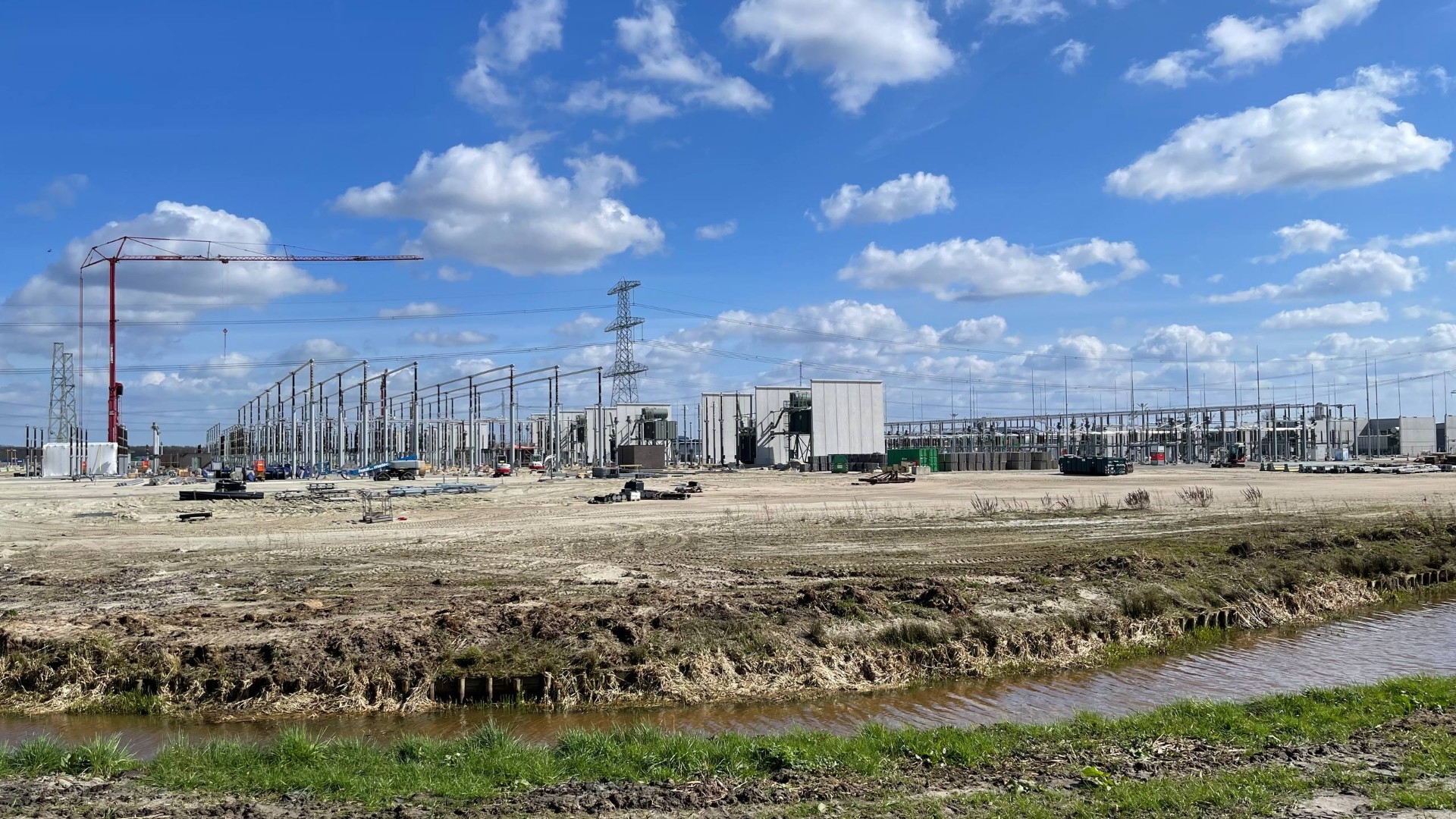 Nieuw hoogspanningsstation Ter Apelkanaal moet overvol stroomnet ontlasten: ‘Een van de grootste van Nederland’