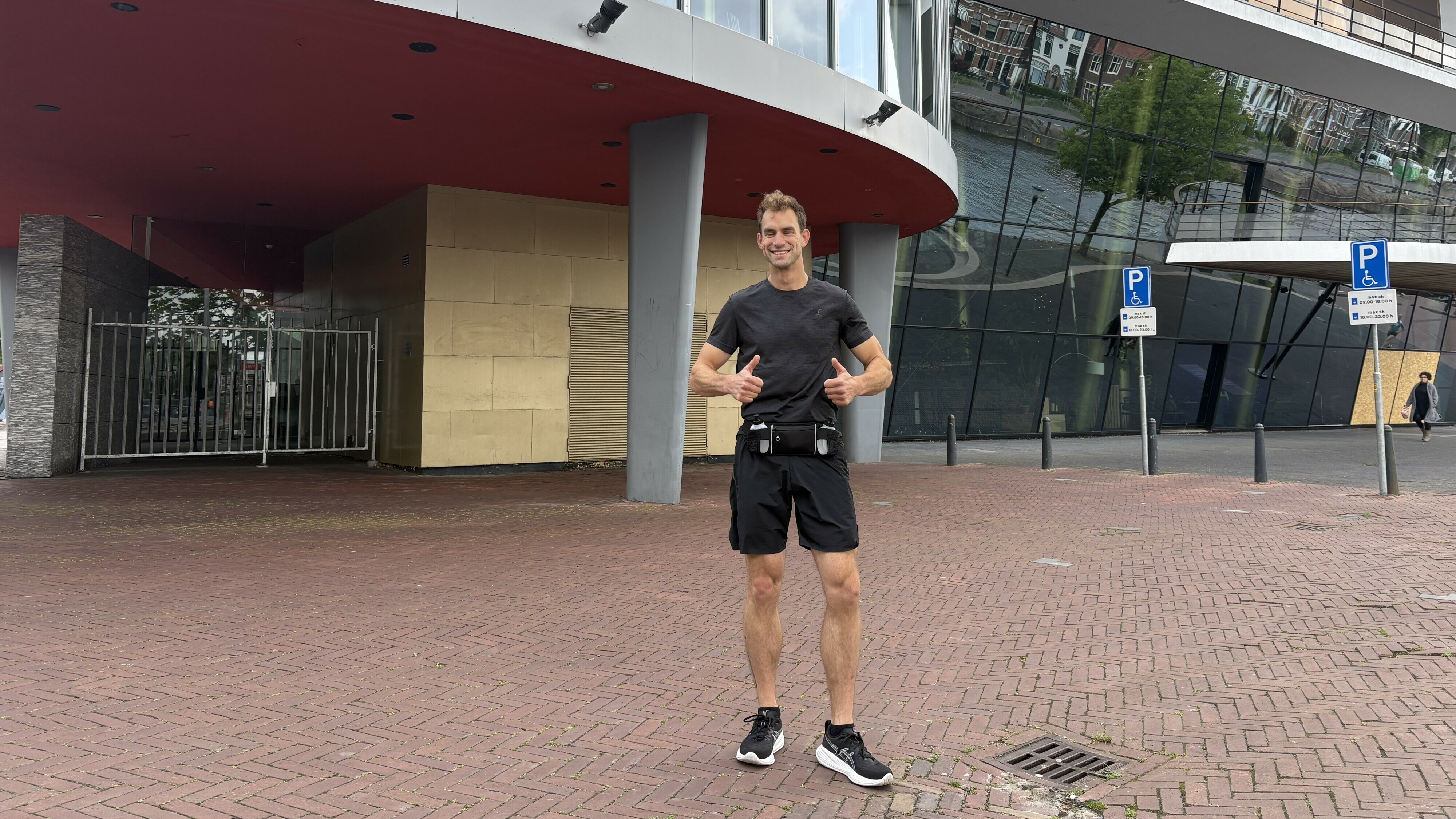Lennart bij zijn eerdere hangplek in de Harmonie