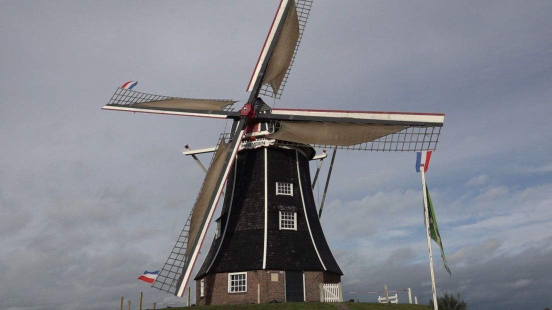 Het maken en vervangen van molenwieken is een precies karwei.