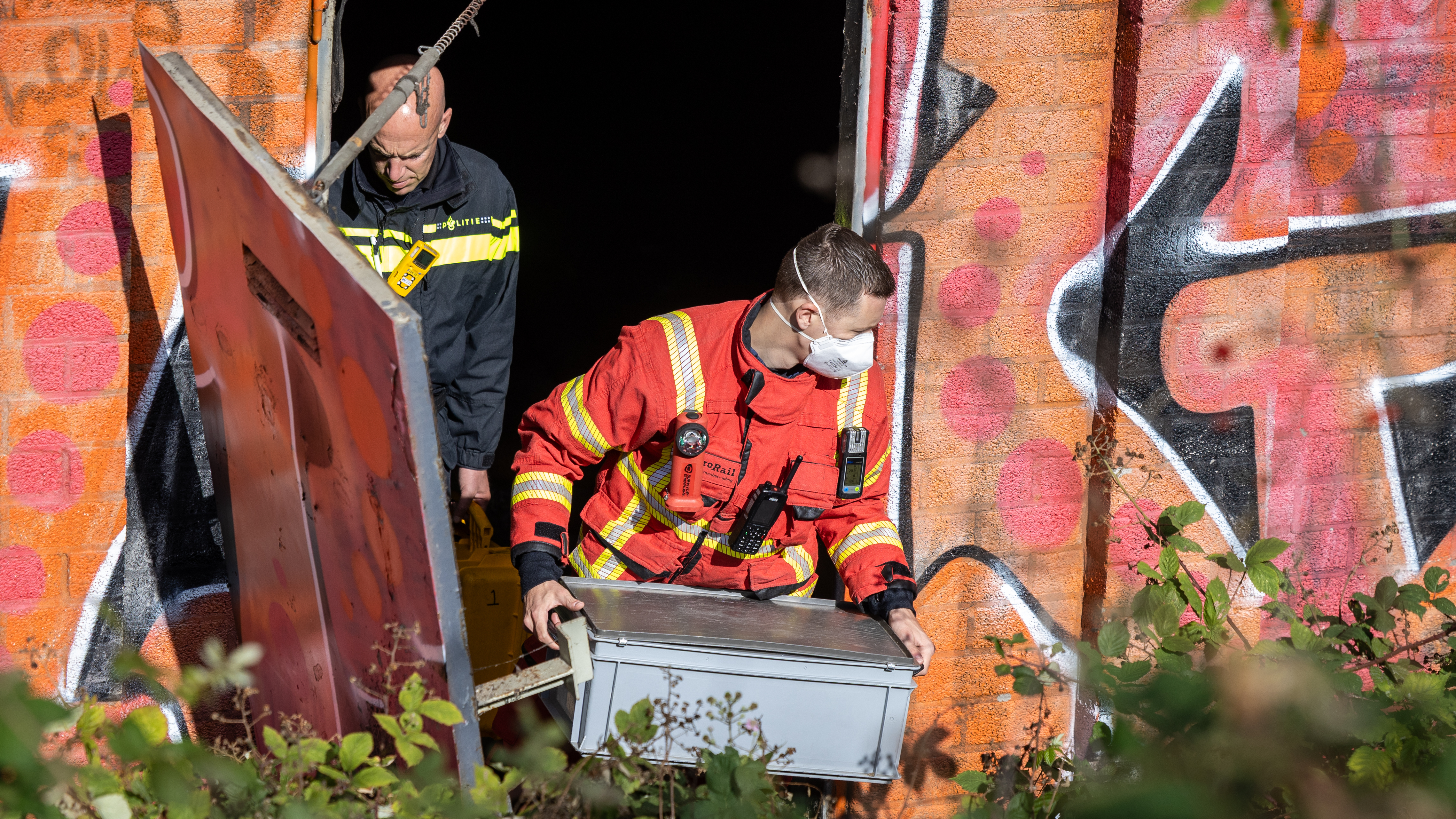 Materiaal voor sporenonderzoek wordt weggedragen.