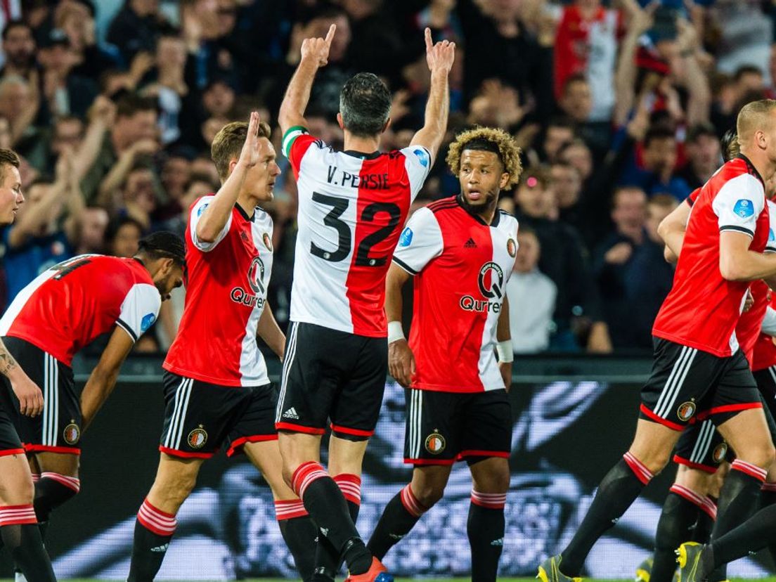 Feyenoord viert de 2-1 van Robin van Persie. (VK Sportphoto - Yannick Verhoeven)