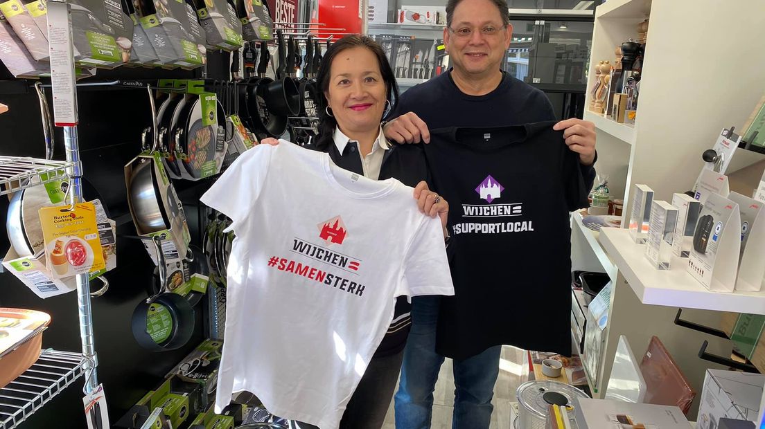 Twee lokale ondernemers pronken met de t-shirts.